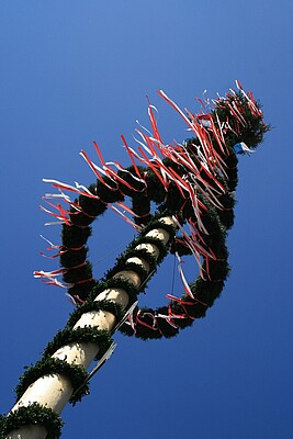 Banner Maibaumaufstellen in Ranzing
